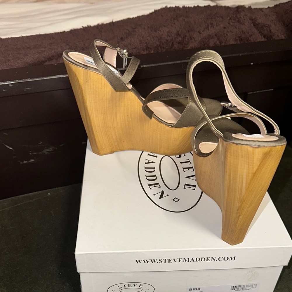 Steve Madden Khaki Wedge Sandals - Picture 2 of 4